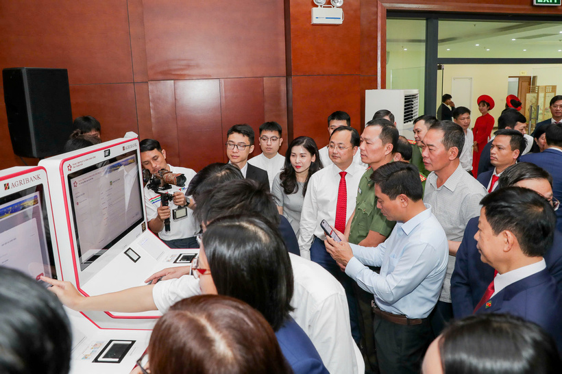 Đồng chí Tô Huy Vũ - Chủ tịch HĐTV Agribank và đồng chí Nguyễn Doãn Anh - Ủy viên Ban Chấp hành Trung ương Đảng, Bí thư Tỉnh ủy tỉnh Thanh Hoá, cùng đại biểu tham gia tra nghiệm mô hình thí điểm Kiosk thông minh và Hệ thống xác thực, cấp bản sao số tài liệu điện tử.