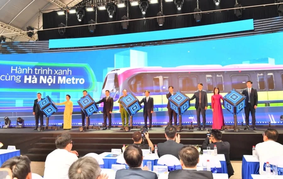 Bà Đoàn Hồng Nhung - Thành viên Ban Điều hành, Giám đốc Khối Bán lẻ Vietcombank (thứ 2 từ phải sang) cùng các đại biểu bấm nút kích hoạt hệ thống soát vé tự động