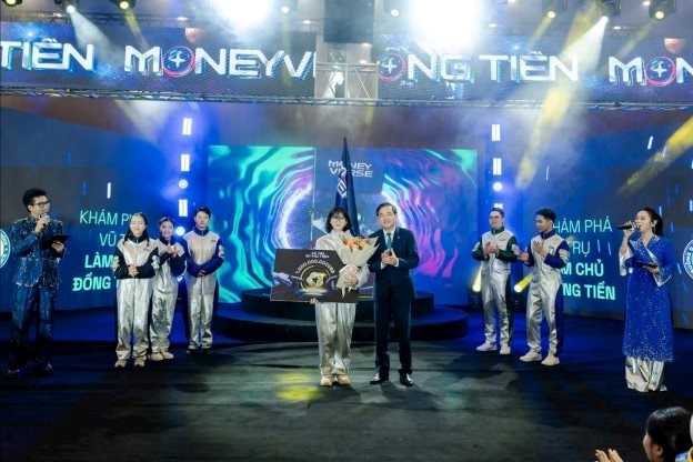 Ông Đặng Văn Tuyên - Ủy viên HĐQT BIDV trao tặng Giải thưởng 1 tỷ đồng cho Quán quân The Moneyverse mùa 2 Ông Đặng Văn Tuyên - Ủy viên HĐQT BIDV trao tặng Giải thưởng 1 tỷ đồng cho Quán quân The Moneyverse mùa 2
