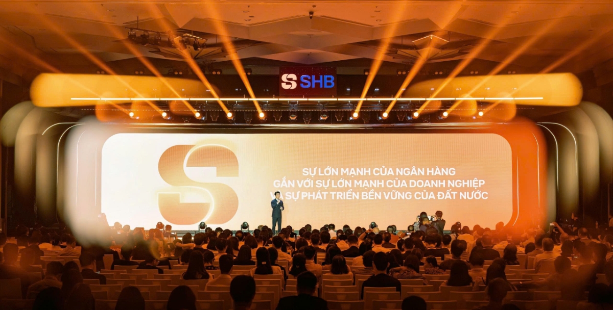 Bộ nhận diện mới của thương hiệu được Phó Chủ tịch HĐQT Đỗ Quang Vinh giới thiệu trong phần trình bày về chiến lược phát triển của SHB.