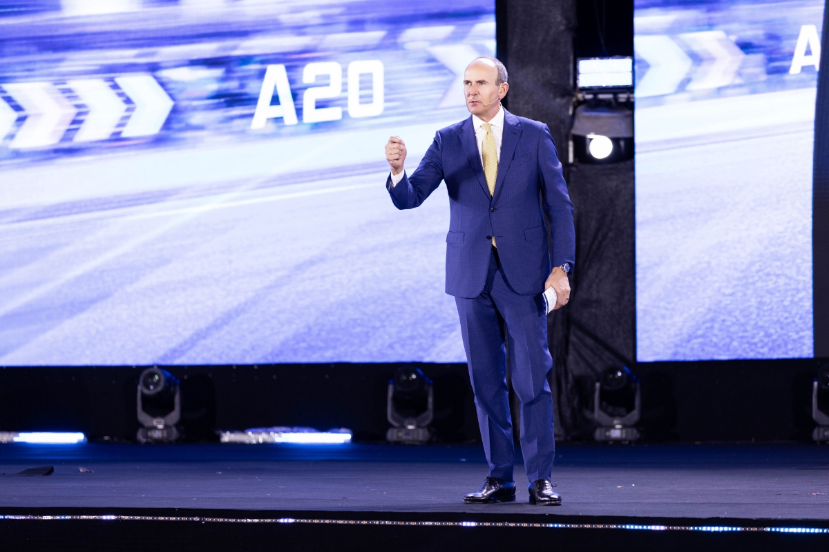 Ông Doug DeVos – Đồng Chủ tịch Hội đồng Quản trị Tập đoàn Amway chia sẻ câu chuyện kinh doanh thành công cũng như môi trường đầu tư đầy tiềm năng tại Việt Nam trong chuyến thăm Amway Việt Nam tháng 3/2026. Ảnh: Amway.