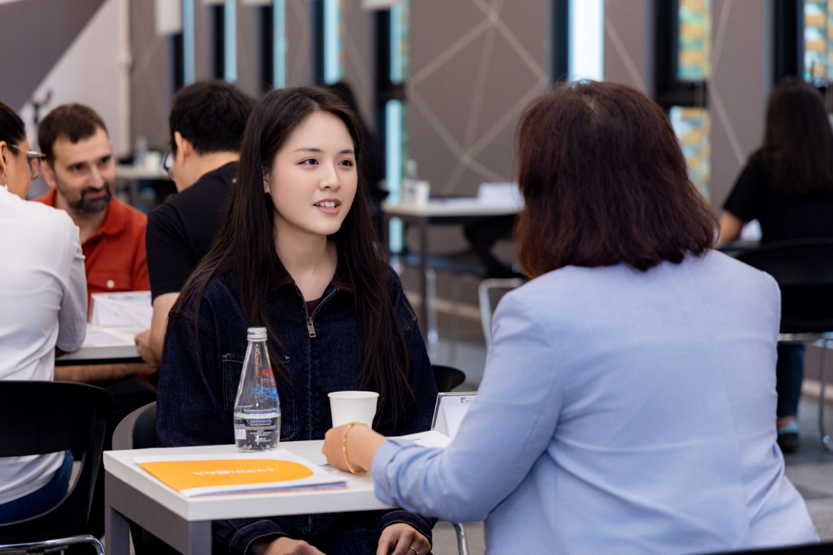 Sinh viên BUV thể hiện sự tự tin tại khu vực phỏng vấn nhanh. Ảnh: BUV.
