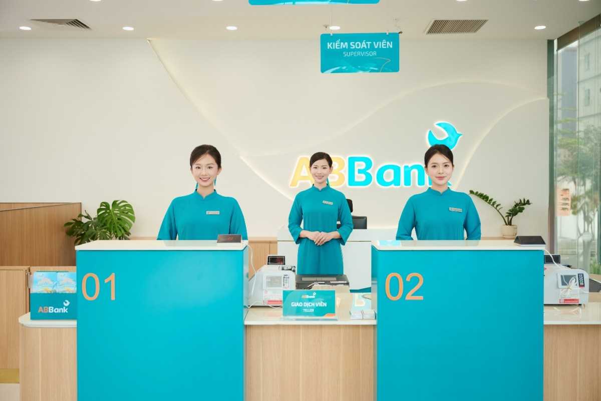 ABBank áp dụng mô hình quầy giao dịch đứng toàn hệ thống, tối ưu trải nghiệm